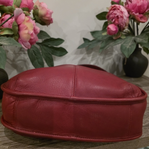 Coach 9033 ERGO Pocket ZIP  RED  EUC VINTAGE PRICE IS FIRM - Picture 4 of 16